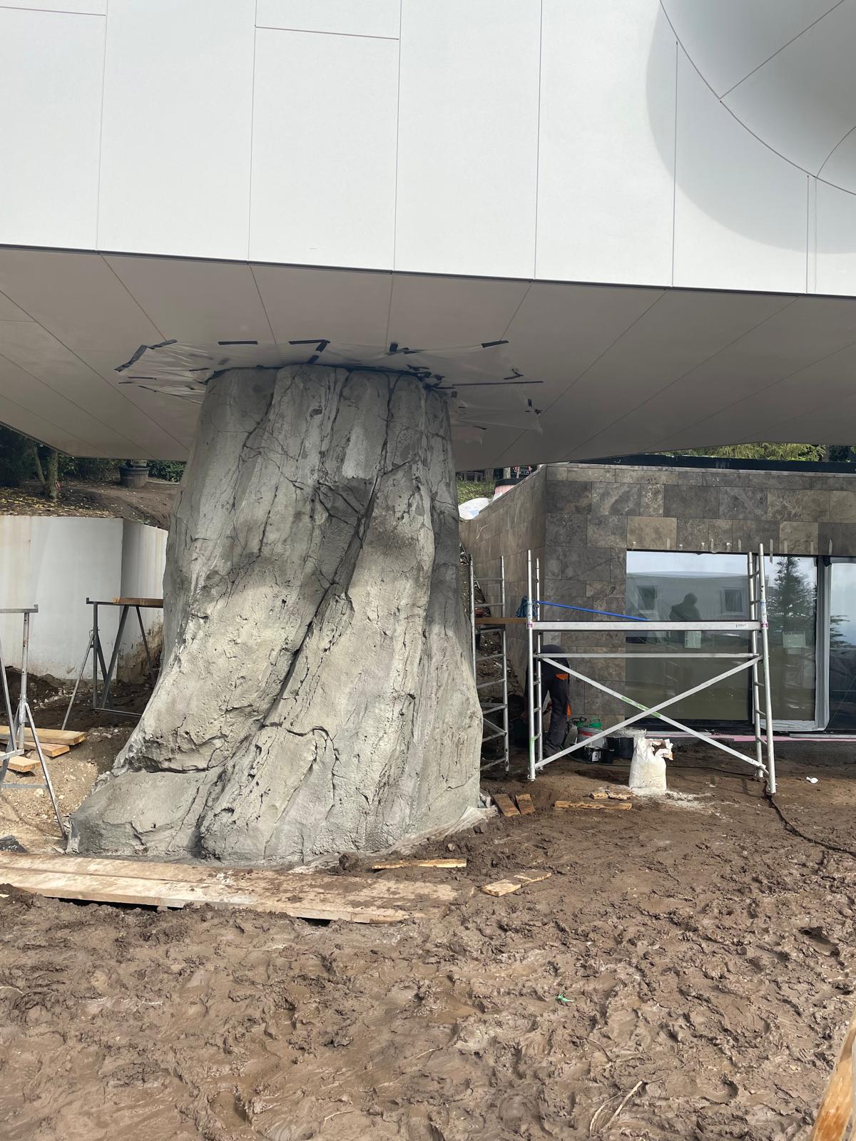 Die Felssäule während der Umsetzung.
