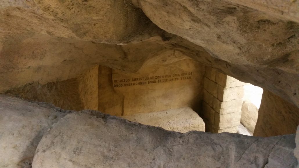 Innenraum des nachgebauten Grabes.