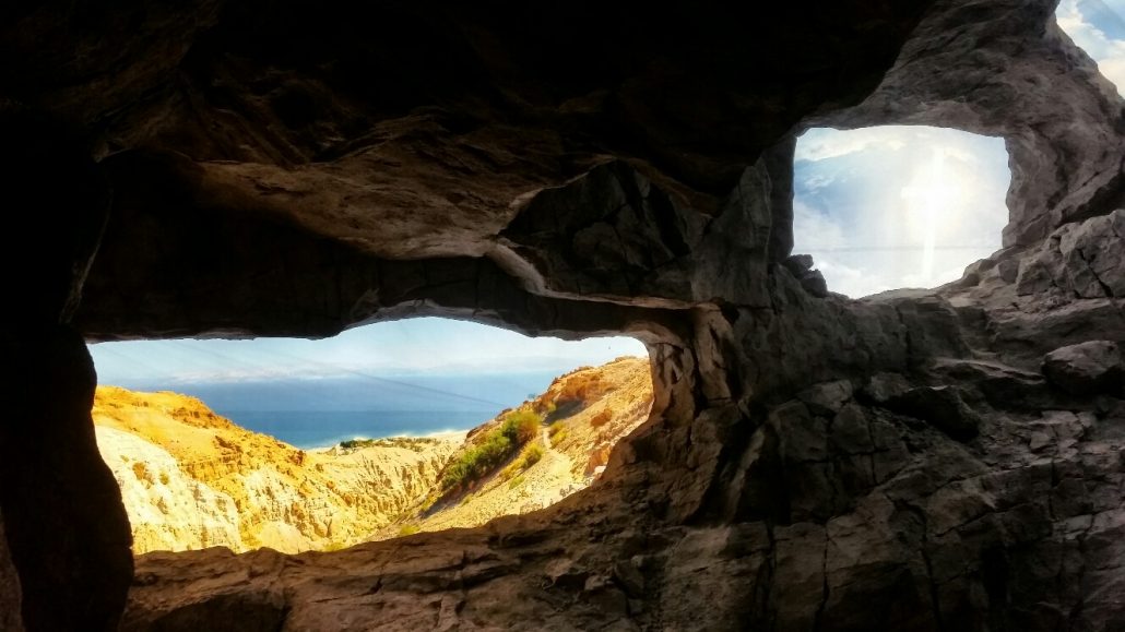 Blick aus der Höhle auf das Landschaftsbild.