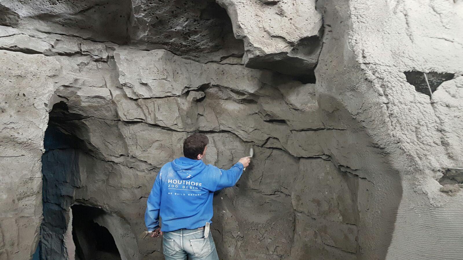 Die Felsstruktur wird von Hand geformt.